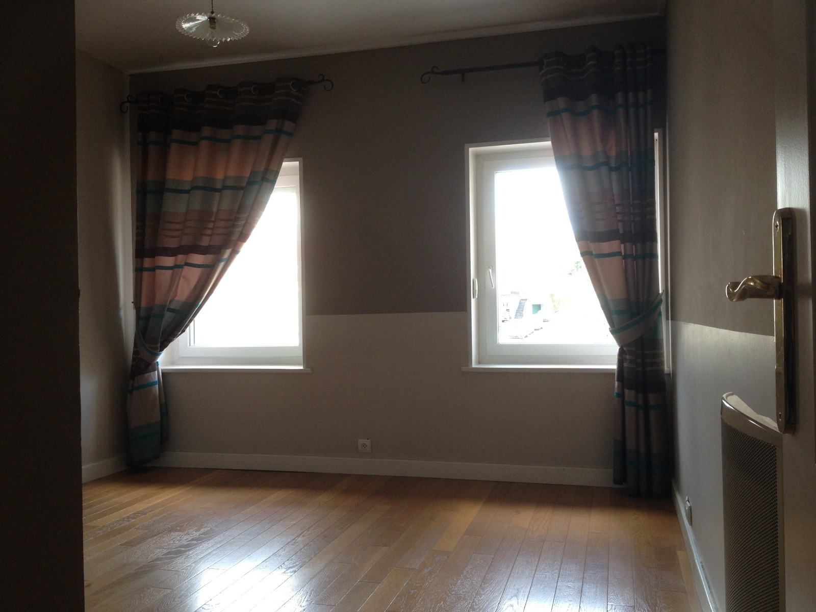 Chambre 1 au rez-de-chaussée, de 14 m², avec placard mural.