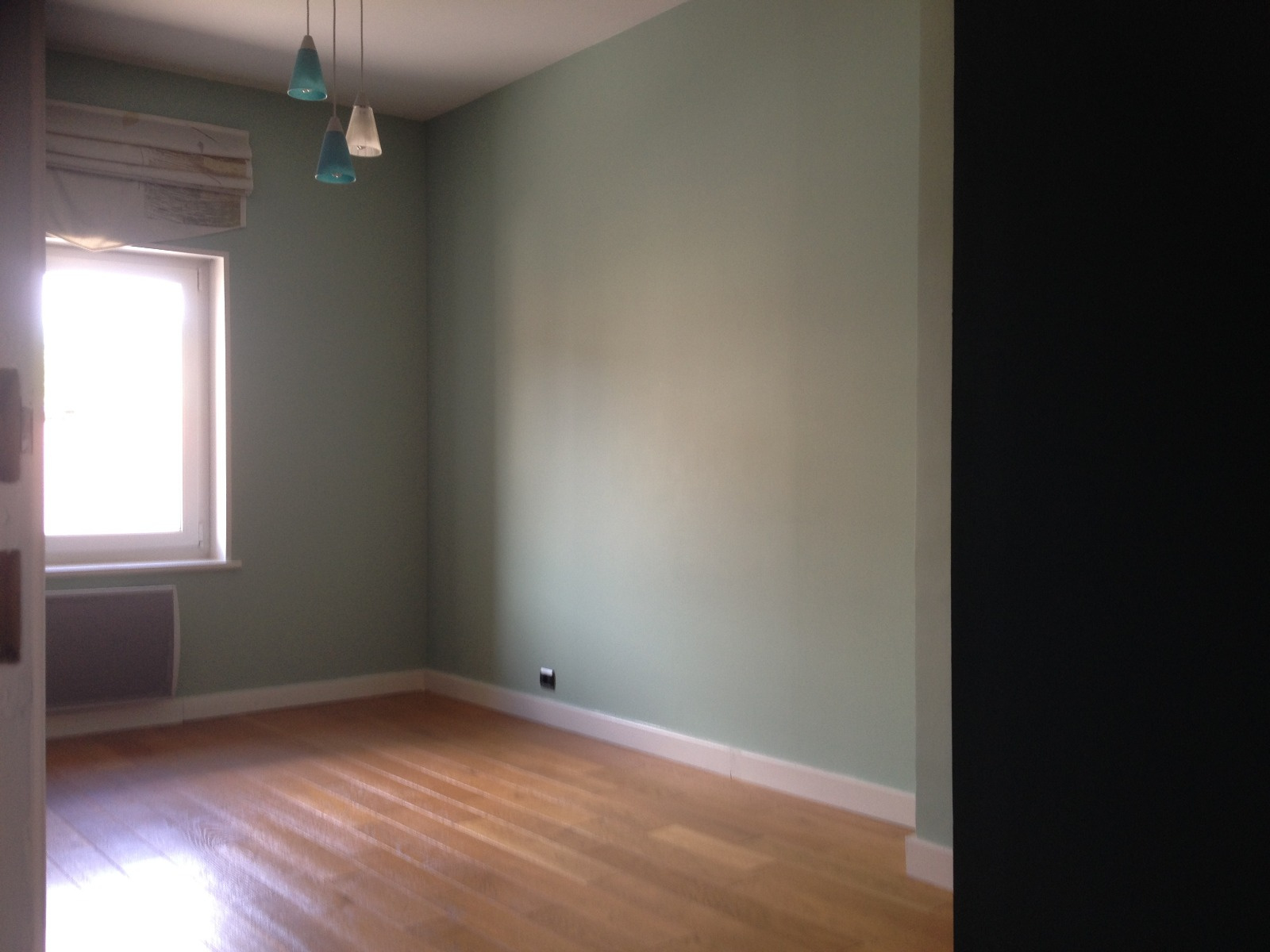 Chambre 3 au rez-de-chaussée de 13 m², avec placard mural.