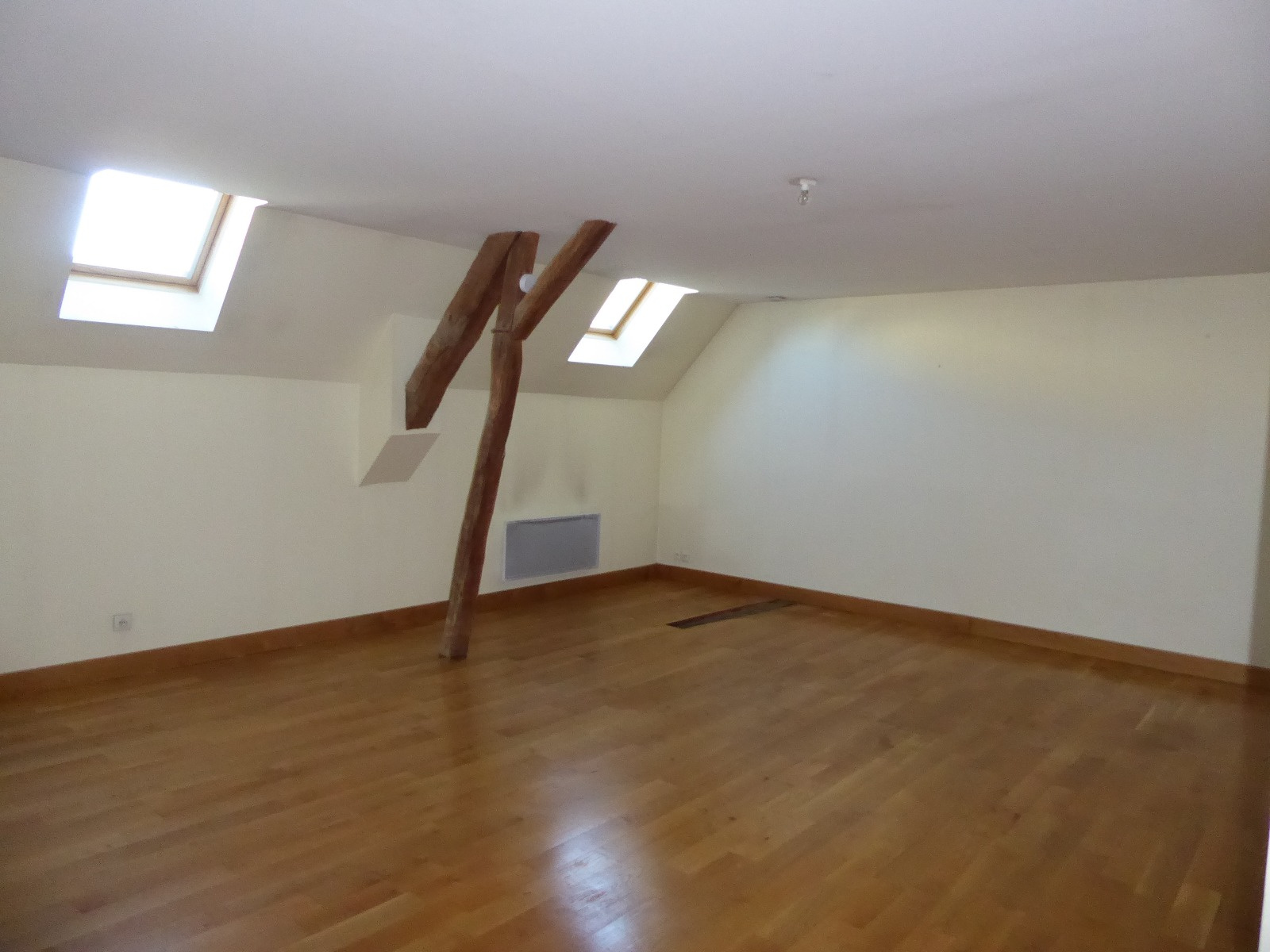 Pièce de 35 m², située à l'étage dans les combles aménag&eac