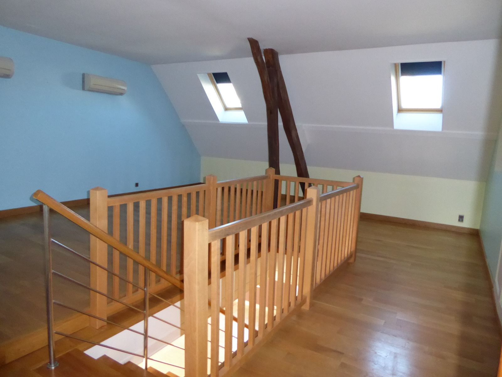 Pièce de 35 m² avec placard, à l' étage, dans les combles aménag&ea