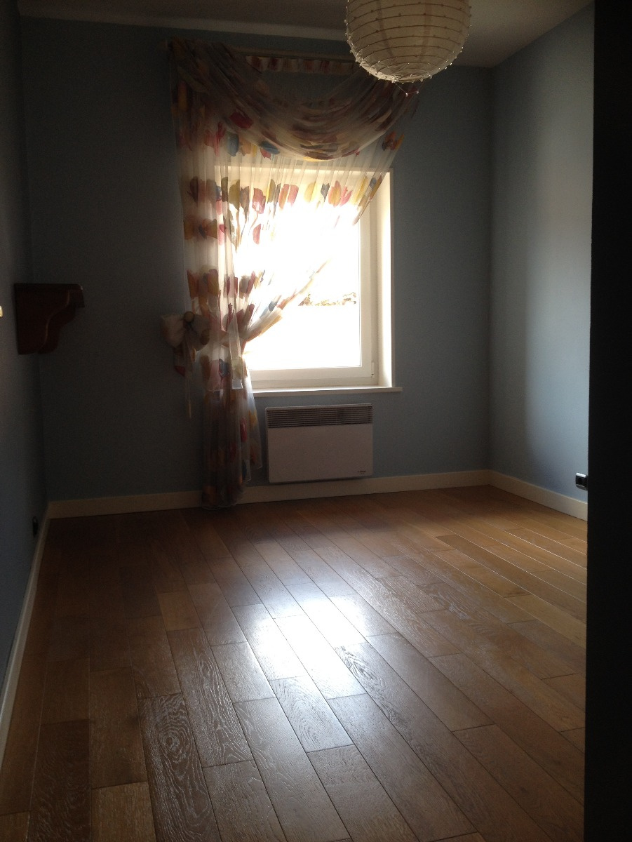 Chambre 2 au rez-de-chaussée, de 12 m², avec placard mural.