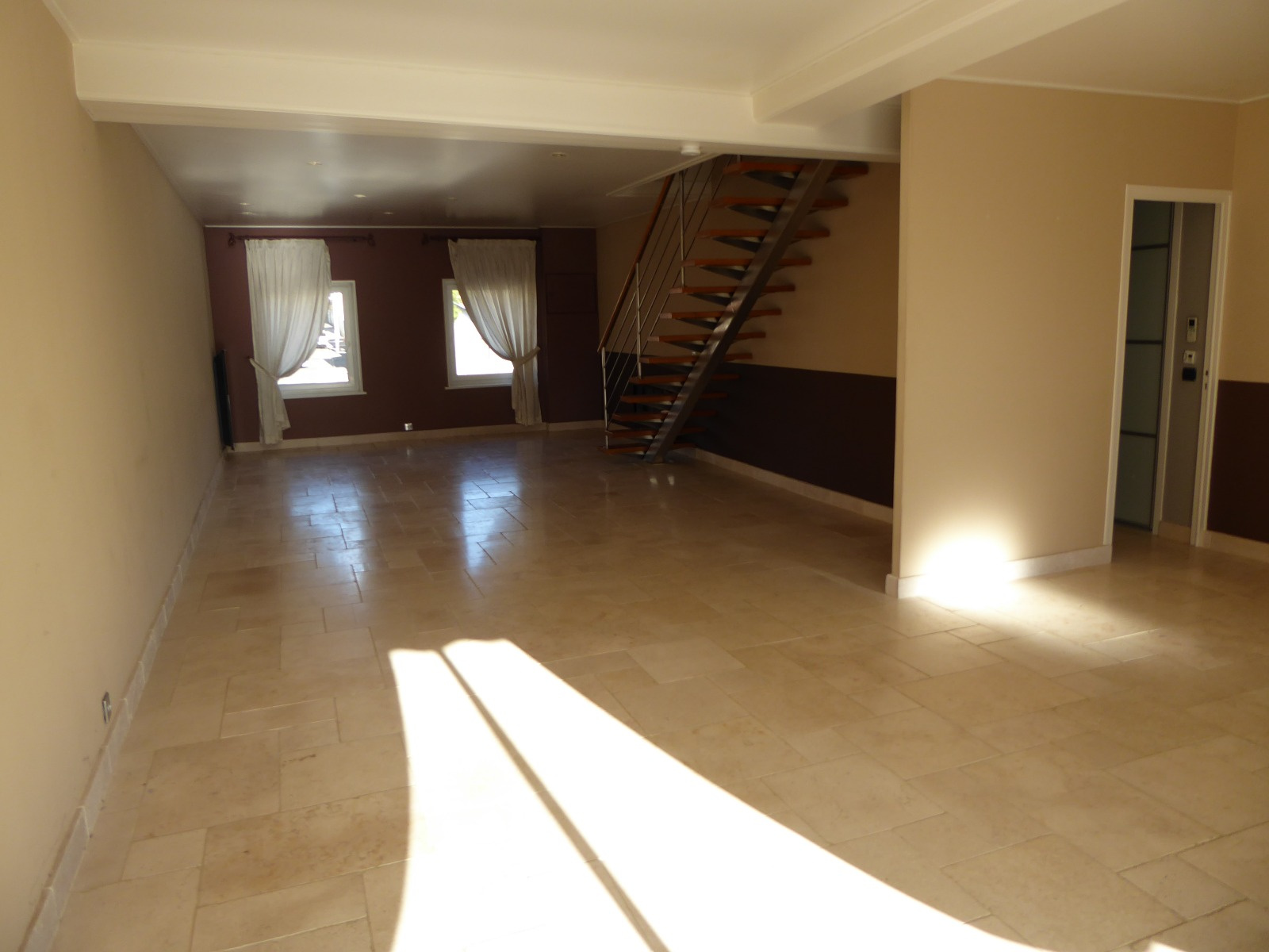 Séjour salon de 54 m², au rez-de-chaussée. Prolongé par une terrasse de 19