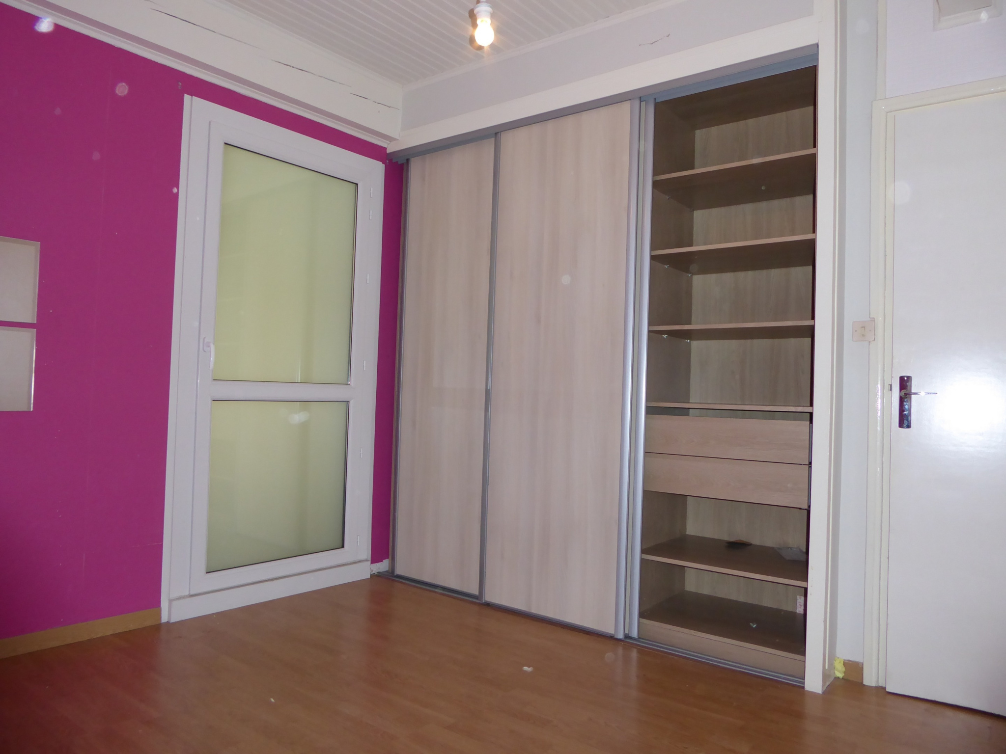 Chambre et placard mural