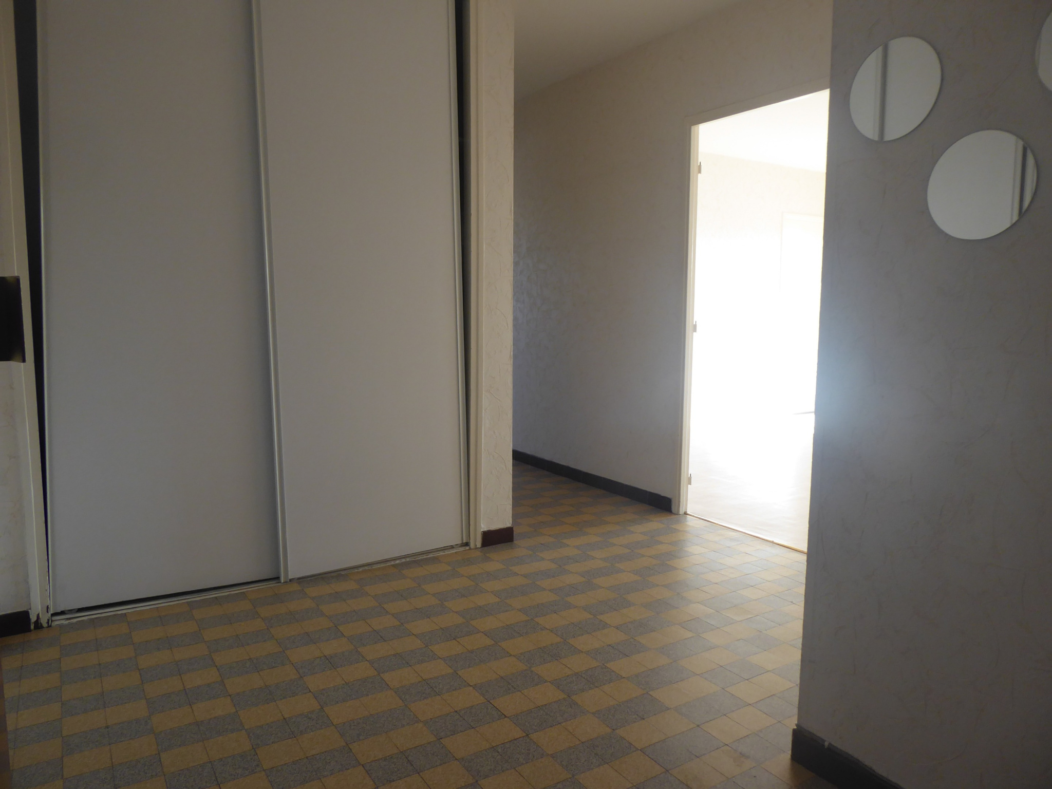 hall d'entrée avec placards