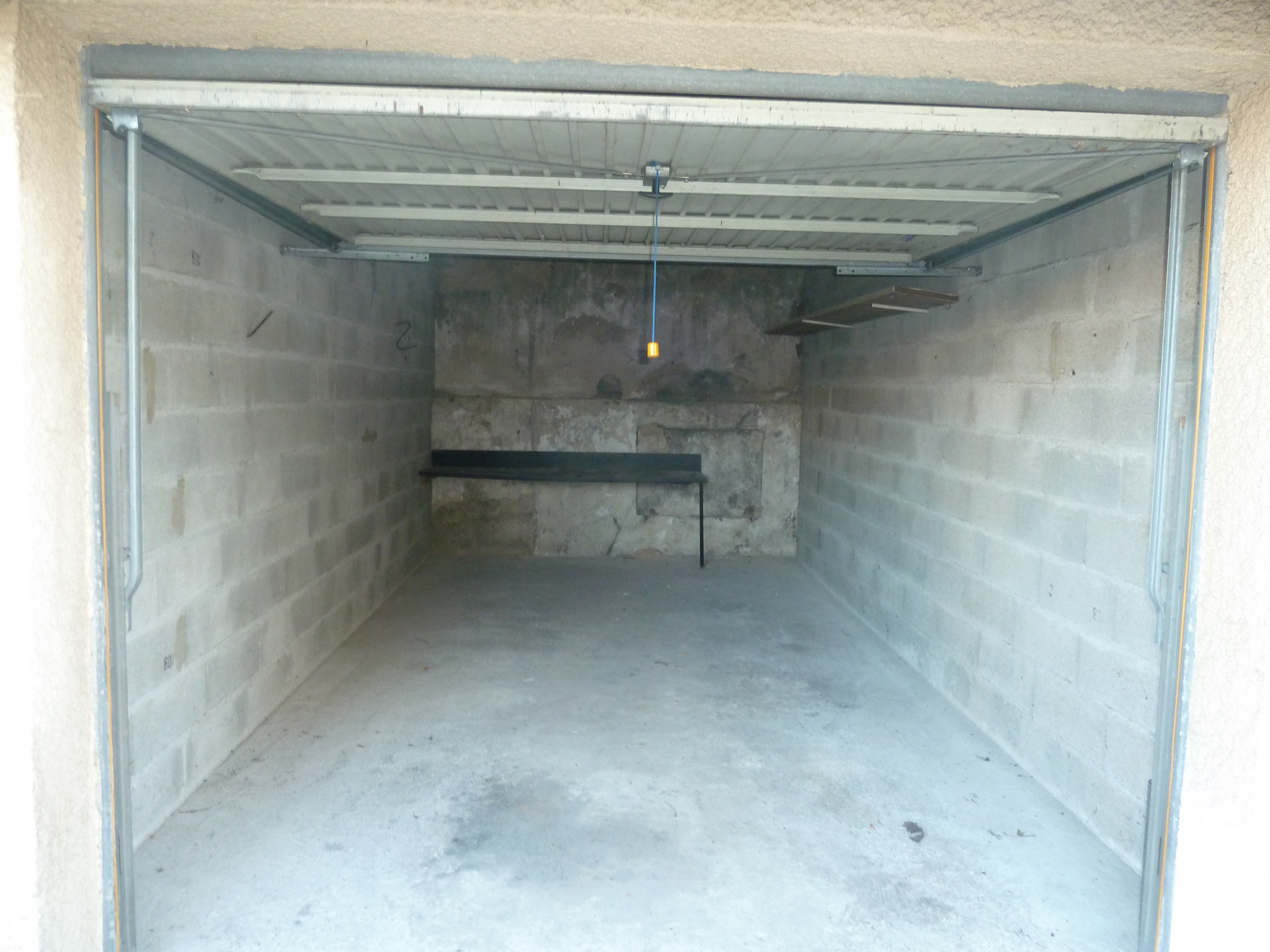 Location A LOUER GARAGE BOX FERME AERIEN -69500 BRON - Bron 69500