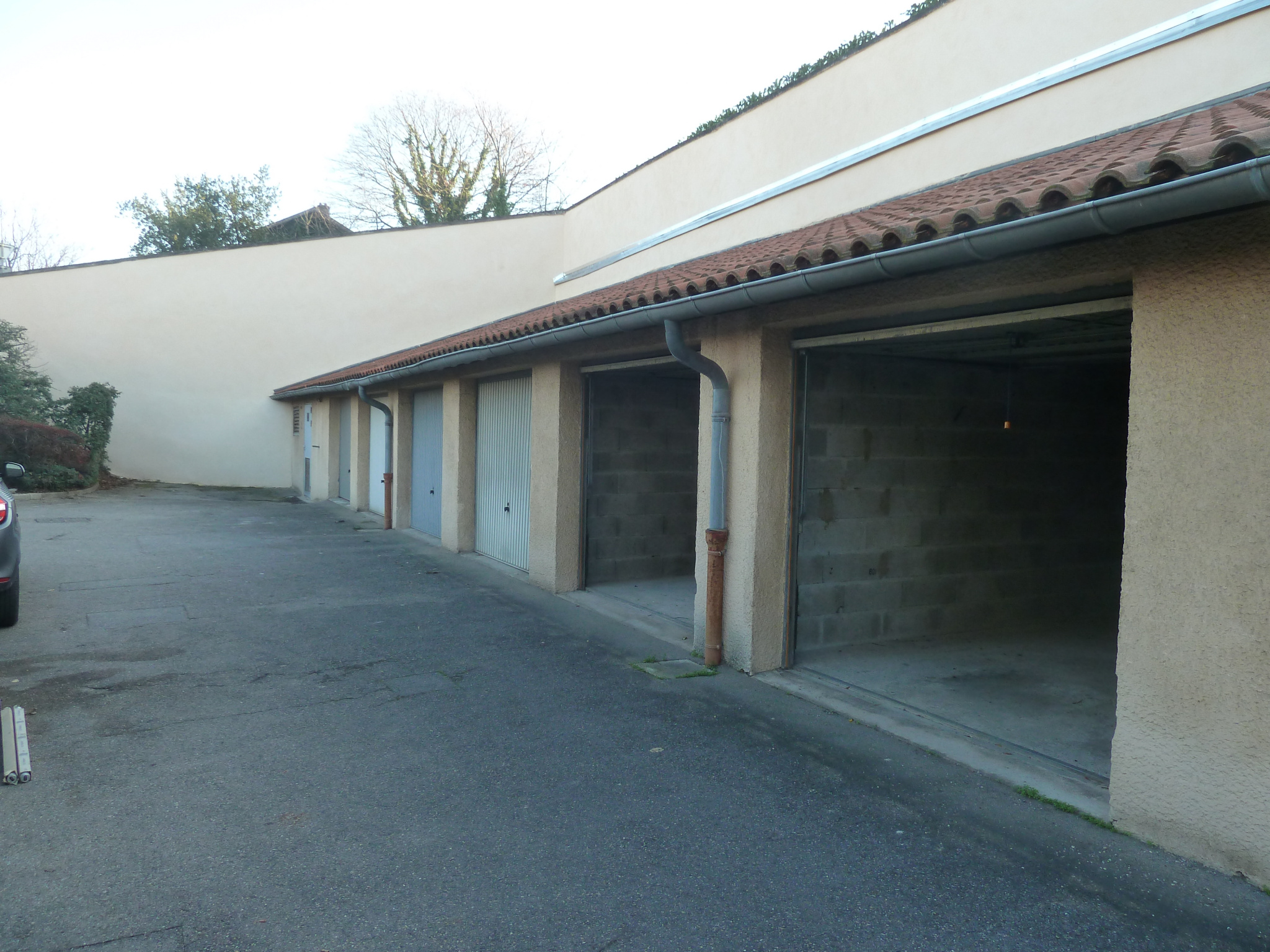 Location A LOUER GARAGE BOX FERME AERIEN -69500 BRON - Bron 69500